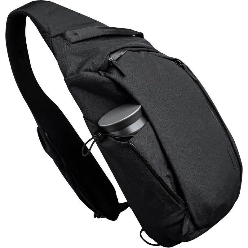 Essential Tablet Accessories - 7.5L シングルショルダースリングチェストバッグ クロスボディバックパック ウォーターボトルホルダー 11インチタブレットも収納可能 毎日の旅行、ランニング、ワークアウトに最適